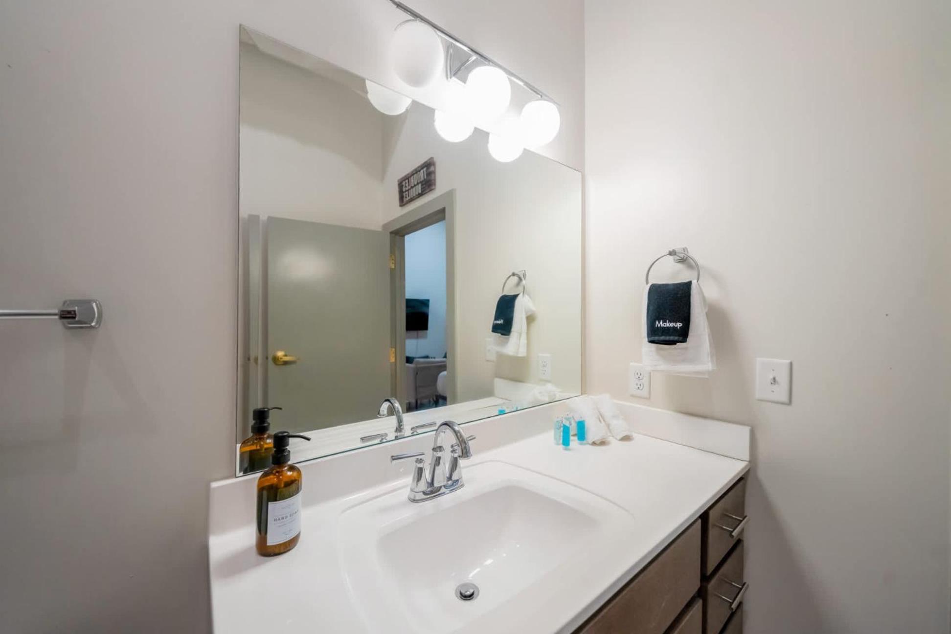 Bright And Modern Studio In Louisville # 404 Kültér fotó